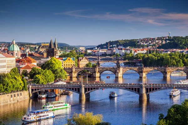 捷克共和国布拉格Vltava河上的旧城码头建筑和查尔斯桥的布拉格春日落日鸟瞰 — 图库照片