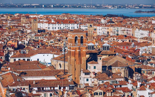 Venedik panoramik hava manzaralı, kırmızı çatılı, Veneto, İtalya. Venedik şehrinin havadan görünüşü, İtalya. Venedik Avrupa 'nın popüler bir turizm merkezidir. Venedik, İtalya.