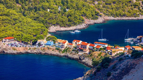 Tyrkysově Zbarvený Záliv Středozemním Moři Krásnými Barevnými Domy Vesnici Assos — Stock fotografie