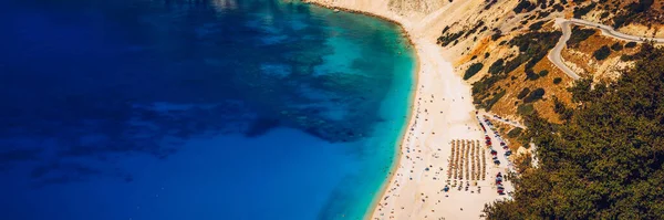 Veduta Aerea Drone Iconica Baia Turchese Zaffiro Spiaggia Myrtos Cefalonia — Foto Stock