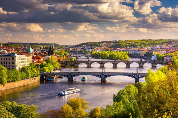 素晴らしい春の街並み ヴルタヴァ川とレトナ公園 プラハ チェコから旧市街の中心部 ヴルタヴァ川とカレル橋 プラハ チェコ — ストック写真