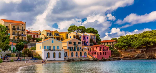 Bahía Color Turquesa Mar Mediterráneo Con Hermosas Casas Colores Pueblo — Foto de Stock