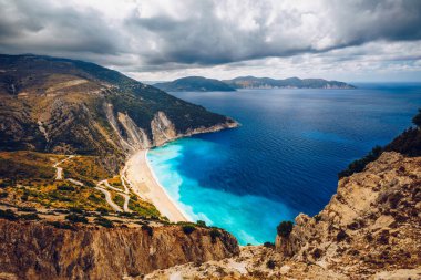 İkonik turkuaz ve safir körfez ve Myrtos, Kefalonia (Cephalonia) adasının hava aracı görüntüsü, İyonya, Yunanistan. Myrtos Sahili, Kefalonia Adası, Yunanistan. Myrtos plajının güzel manzarası.