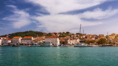 Hırvatistan Avrupa 'nın eski turistik mekanı Trogir kentinde manzara. Trogir kasabası kıyı manzarası. Muhteşem Trogir, Hırvatistan. Hırvatistan 'ın güneşli, eski Venedik kenti, Dalmaçya Sahili.