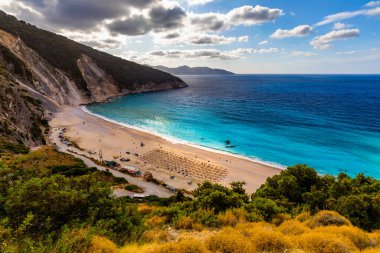 Yunanistan 'ın başkenti Kefalonia' dan ünlü Myrtos plajı. Myrtos Sahili, Kefalonia Adası, Yunanistan. Myrtos Sahili, İyon Adası, Kefalonya (Cephalonia), Yunanistan.