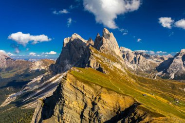 Seceda tepesine bak. Trentino Alto Adige, Dolomites Alps, Güney Tyrol, İtalya. Odle dağ sırası, Val Gardena. Majestic Furchetta zirvesi. Seceda 'dan tek kişilik grup, Santa Cristina Val Gardena.