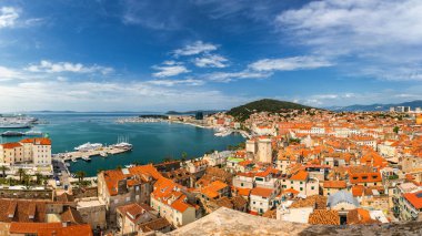 Waterfront ve Marjan tepesi havadan görünümü, Dalmaçya, Hırvatistan split. UNESCO Dünya Mirası. Split panoramik şehir, Dalmaçya, Hırvatistan.