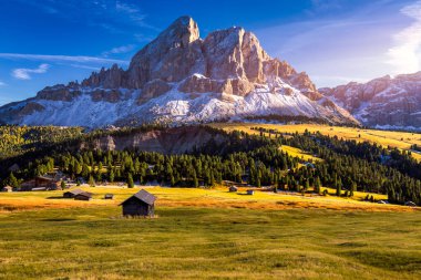 Dolomitler, İtalya 'daki Passo delle Erbe' den Peitlerkofel Dağı 'nın çarpıcı manzarası. Passo delle Erbe 'deki Sass de Putia (Peitlerkofel) manzarası, ahşap çiftlik evleri, Dolomitler, Güney Tyrol, İtalya.