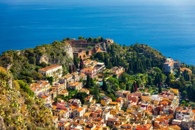 Taormina, Sicilya, İtalya 'daki Antik Yunan tiyatrosunun kalıntıları. Taormina, Sicilya 'nın doğu kıyısındaki Başkent Messina' da yer almaktadır.. 