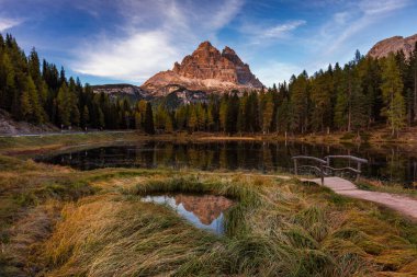 İtalya 'nın Belluno ili Dolomites bölgesinde yer alan Antorno Gölü (Lago di Antorno). Antorno Gölü, Lavaredo 'nun Üç Tepesi, Antorno Gölü ve Tre Cime di Lavaredo, Dolomitler, İtalya.