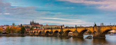 Çek Cumhuriyeti Prag 'daki Charles Köprüsü. Prag, Çek Cumhuriyeti. Charles Bridge (Karluv Most) ve Old Town Tower. Vltava Nehri ve Charles Köprüsü. Dünya seyahati, gezi ve turizm kavramı.