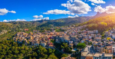 Novara di Sicilya şehrinin muhteşem manzarası. Novara di Sicilya 'nın, Sicilya' nın, İtalya 'nın, Avrupa' nın hava manzarası. Dağ köyü Novara di Sicilya, İtalya.