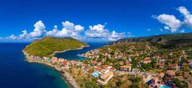 Yunanistan, Kefalonia 'daki Assos köyü. Akdeniz 'de turkuaz renkli körfez Kefalonya, Yunanistan, İyon adası, Cephalonia, Assos köyü Assos köyünde güzel renkli evleri var..