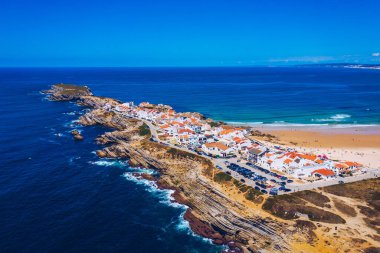 Portekiz 'in batı kıyısındaki okyanusun kıyısındaki Baleal naer Peniche adasının havadan görünüşü. İnanılmaz plajları ve sörfçüleri olan Baleal Portugal. Portekiz Baleal 'in havadan görünüşü.