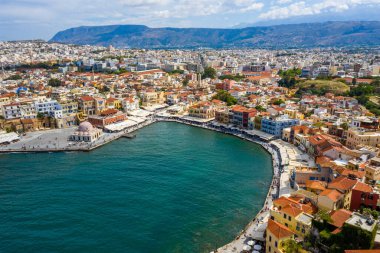 Chania 'nın eski bir limanı. Girit adasının simgeleri. Yunanistan. Eski limanı ve ünlü deniz feneri Girit, Yunanistan 'ın güzel Chania kentinin havadan manzarası.