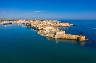 Siracusa, Ortigia Adası havadan, Sicilya, İtalya. Isola di Ortigia, İtalya, Sicilya 'daki Syracuse şehrindeki Ortigia adasının kıyısında. Sahil kasabası Syracuse, Sicilya ve eski Ortigia adası. Hava görünümü.