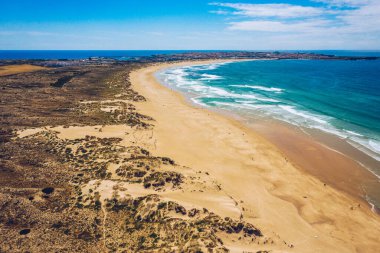 Campismo plajı, Dunas plajı ve Portekiz 'in batı kıyısındaki Atlantik Okyanusu kıyısında Peniche yakınlarında bulunan Baleal Adası. Portekiz, Peniche yakınlarındaki Baleal yarımadasındaki güzel Baleal plajı..