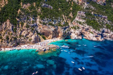 Yukarıdan Cala Mariolu manzarası. Cala Mariolu ünlü plajı. İtalya Sardinia Nuoro ili Orosei Körfezi Ulusal Parkı ve Gennargentu Cala Mariolu Dünya Mirası olarak listelenmiştir. Sardunya, İtalya.