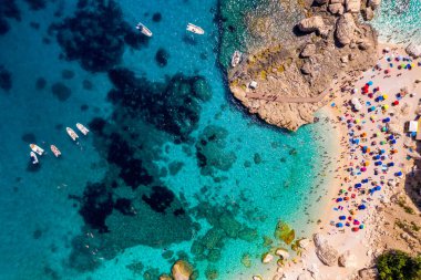 Yukarıdan Cala Mariolu manzarası. Cala Mariolu ünlü plajı. İtalya Sardinia Nuoro ili Orosei Körfezi Ulusal Parkı ve Gennargentu Cala Mariolu Dünya Mirası olarak listelenmiştir. Sardunya, İtalya.