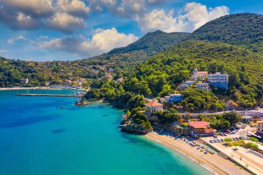 Yunanistan 'ın Kefalonia adasındaki Poros kentinin havadan görünüşü. Günün ortasında Poros City 'de. Sefalonya ya da Kefalonya adası, İyon Denizi, Yunanistan. Poros Köyü, Kefalonia Adası, İyon Adaları, Yunanistan.