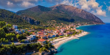 Yunanistan 'ın Kefalonia adasındaki Poros kentinin havadan görünüşü. Günün ortasında Poros City 'de. Sefalonya ya da Kefalonya adası, İyon Denizi, Yunanistan. Poros Köyü, Kefalonia Adası, İyon Adaları, Yunanistan.