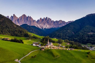 Santa Maddalena (Santa Magdalena) arka planda büyülü Dolomites dağları, Val di Funes vadisi, Trentino Alto Adige bölgesi, Güney Tyrol, İtalya, Avrupa. Santa Maddalena Köyü, İtalya. 