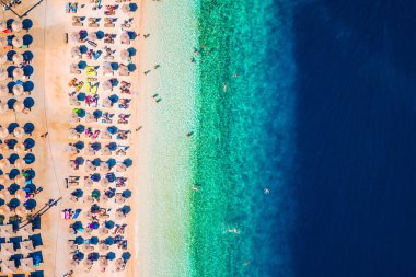 Yunanistan 'ın Kefalonia adasındaki Antisamos plajında kristal berraklığında masmavi bir su. Kefalonya adası, İyon adası, Cephalonia, Antisamos plajı, Yunanistan 'da Antisamos plajı olan güzel bir sahil.. 