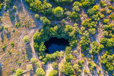 Yunanistan 'ın Kefalonia adasındaki ünlü Melissani Gölü. Yunanistan 'ın Kefalonia adasındaki Karavomylos köyündeki Melissani Mağarası' nın (Melissani Gölü) tepesinde. Melissani Mağarası yukarıdan görüldü.