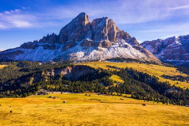 Dolomitler, İtalya 'daki Passo delle Erbe' den Peitlerkofel Dağı 'nın çarpıcı manzarası. Passo delle Erbe 'deki Sass de Putia (Peitlerkofel) manzarası, ahşap çiftlik evleri, Dolomitler, Güney Tyrol, İtalya.