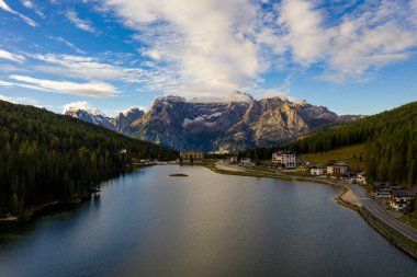 Tre Cime di Lavaredo zirveleri, İtalya 'nın Dolomites kentindeki Misurina gölünden, Belluno-Trentino Alto Adige sınırında görüldü. Misurina Gölü, Tre Cime di Lavaredo, Auronzo, Dolomiti, Güney Tyrol, İtalya.