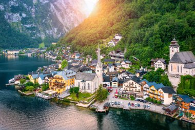 Avustralya dağ köyü Hallstatt ve Hallstatter Gölü 'nün havadan görünüşü. Güzel yaz zamanı. Salzkammergut, Avusturya. Hallstatt Köyü, Salzkammergut, Avusturya.