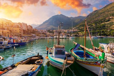 Akdeniz, Trapany, Sicilya, İtalya 'da Castellammare del Golfo kasabası (Castellammare Körfezi). Sicilya 'nın Trapani iline bağlı Castellammare del Golfo kasabası..