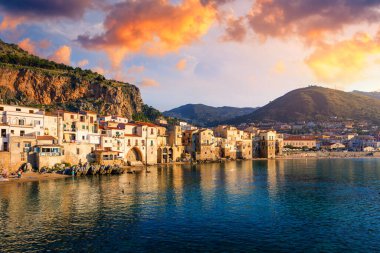 Cefalu, ortaçağ şehri Sicilya, Palermo, İtalya. Cefalu İtalya 'nın başkenti Palermo' da Sicilya 'nın Sicilya kıyısında yer alan bir şehirdir.. 