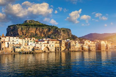 Cefalu, ortaçağ şehri Sicilya, Palermo, İtalya. Cefalu İtalya 'nın başkenti Palermo' da Sicilya 'nın Sicilya kıyısında yer alan bir şehirdir.. 