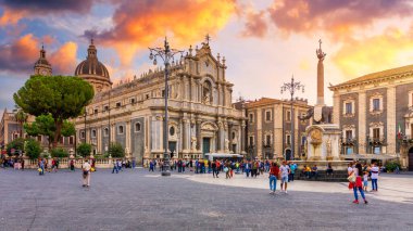 Piazza del Duomo, Catania 'da bir yaz günü, Saint Agatha' lı Duomo ve Fil Çeşmesi ile. Sicilya, güney İtalya. Catania, Sicilya, İtalya 'daki Piazza del Duomo' daki Katedral Sant Agata Manzarası.