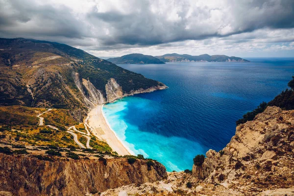 象徴的なターコイズとサファイアベイとマートス ケファロニア島 セファロニア島 イオニア ギリシャのビーチの空中ドローンビュー マートスビーチ ケファロニア島 ギリシャ マートスビーチの美しい景色 — ストック写真