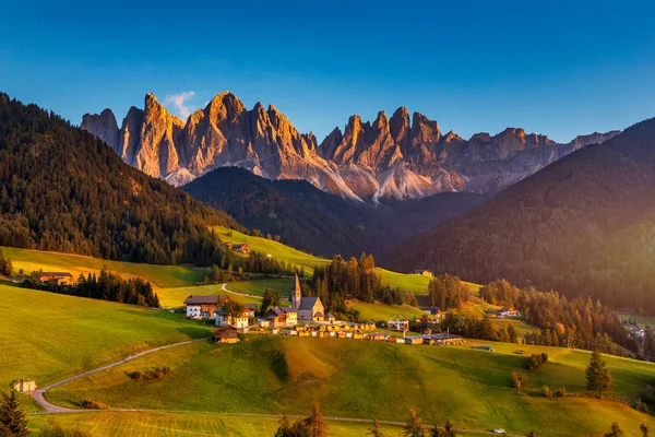 Santa Magdalena Santa Magdalena Pueblo Con Mágicas Montañas Dolomitas Otoño — Foto de Stock