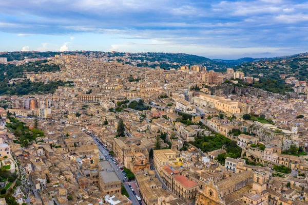 Modica, Sicilya, İtalya 'nın havadan görünüşü. Modica (Ragusa Eyaleti), Barok kasabasının manzarası. Sicilya, İtalya. Yukarıdan antik şehir Modica, Sicilya, İtalya