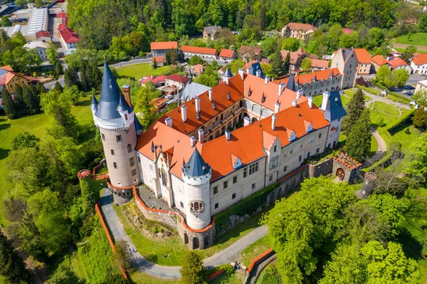 チェコ共和国 中央ボヘミア地方のZleby城の空中ビュー 元のズルビー城は 城のネオゴシック様式で再建されました チェコのシャトー ズレビー — ストック写真