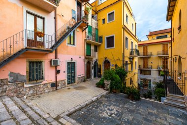 Küçük caddeleri ve çiçekleri olan eski güzel Taormina kasabası. Taormina 'da kemerli ve eski kaldırımlı bir mimari. Eski Taormina kasabasında renkli dar bir cadde. Sicilya, İtalya. 