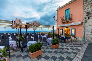 Taormina ve San Giuseppe kilisesi Taormina 'daki Piazza IX Aprile meydanında. Sicilya, İtalya. Taormina, Sicilya, İtalya 'da San Giuseppe Kilisesi ve Saat Kulesi ile Meydan IV..