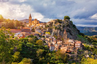 Novara di Sicilya şehrinin muhteşem manzarası. Novara di Sicilya 'nın, Sicilya' nın, İtalya 'nın, Avrupa' nın hava manzarası. Dağ köyü Novara di Sicilya, İtalya.