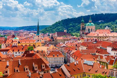Çek Cumhuriyeti 'nin Prag şehrinin en tepedeki manzaralı kırmızı çatıları. Prag şehrinin terracotta çatı kiremitli havadan görünüşü, Prag, Çek. Prag 'da terasotta çatıları olan eski kasaba mimarisi.