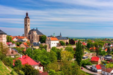 Kutna Hora, Çek Cumhuriyeti 'nin UNESCO dünya mirası olan Saint Barbara Kilisesi ile birlikte görülüyor. Kutna Hora 'nın tarihi merkezi, Çek Cumhuriyeti, Avrupa. 