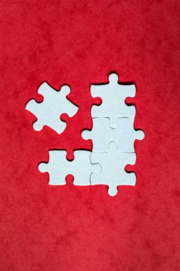 Yapbozun yakın çekimi izole edildi. Kayıp yapboz parçası, bulmacayı tamamlamak için iş konsepti. Yapboz grubu ve bir yapboz parçası. Takım çalışması konsepti. Farklılık kavramını düşün. 