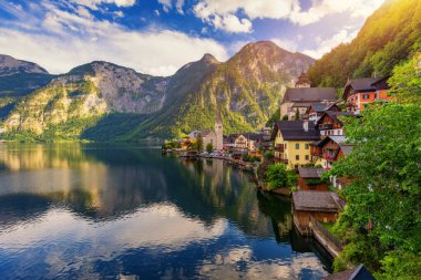 Avusturya Alpleri 'ndeki ünlü Hallstatt dağ köyü yazın güzel bir ışıkla Salzkammergut bölgesi, Hallstatt, Avusturya. Avusturya Alplerinde Hallstatter Gölü 'ndeki Hallstatt Köyü.