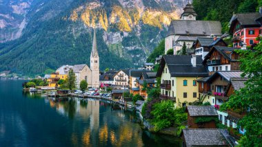 Avusturya Alpleri 'ndeki ünlü Hallstatt dağ köyü yazın güzel bir ışıkla Salzkammergut bölgesi, Hallstatt, Avusturya. Avusturya Alplerinde Hallstatter Gölü 'ndeki Hallstatt Köyü.
