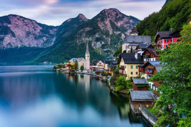 Avusturya Alpleri 'ndeki ünlü Hallstatt dağ köyü yazın güzel bir ışıkla Salzkammergut bölgesi, Hallstatt, Avusturya. Avusturya Alplerinde Hallstatter Gölü 'ndeki Hallstatt Köyü.