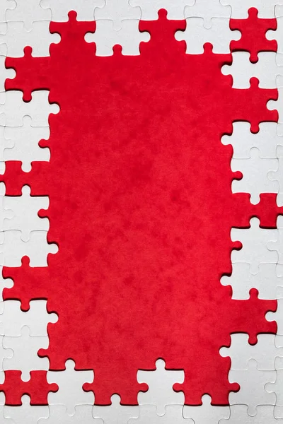用白锯子拼图做成的长方形框架 框架文字和拼图拼图 由红色背景的拼图块制成 — 图库照片
