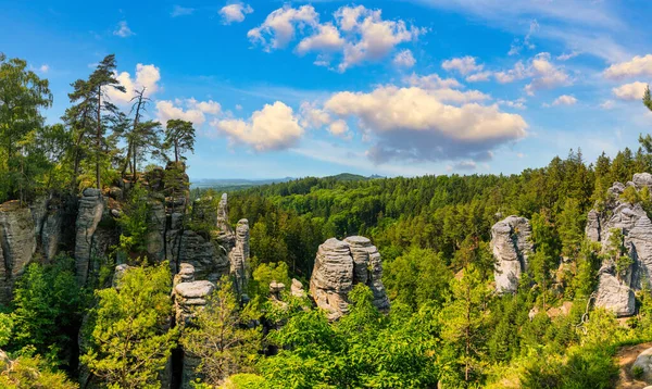 チェコスキー ラジ地域 チェコ共和国 のプラチョフ岩 Prachovske Sky 鮮やかな森の中で砂岩の形成 Prachov Rocks チェコ — ストック写真